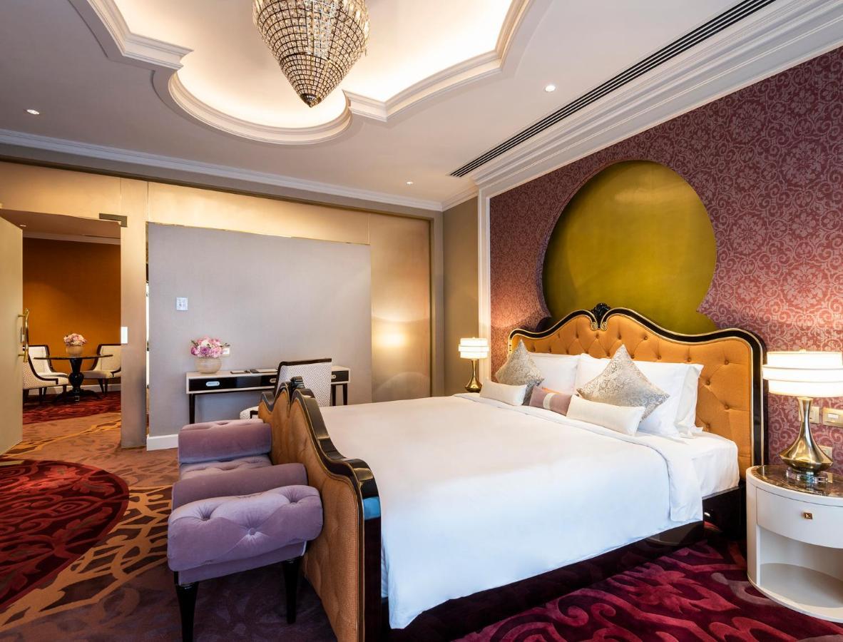 Ezdan Palace Hotel Doha Eksteriør bilde A bedroom in the hotel