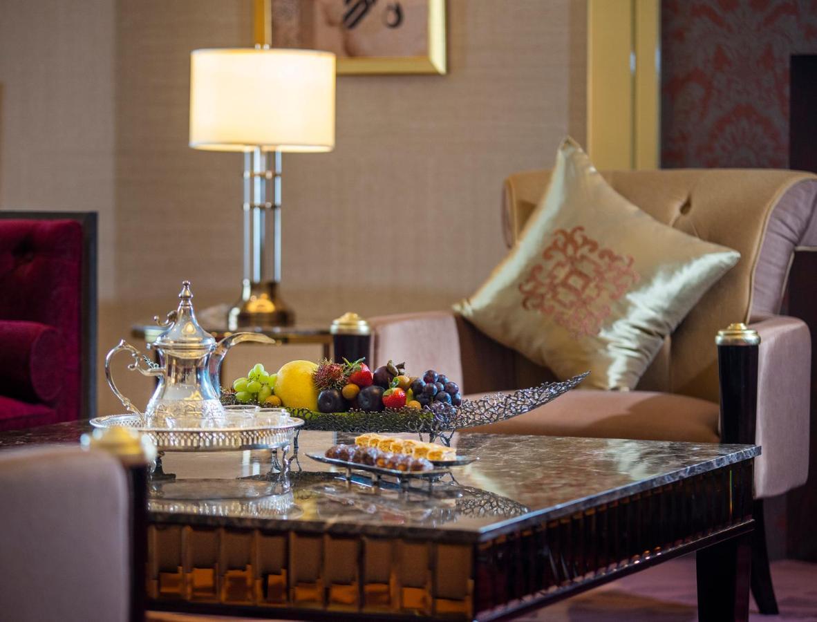 Ezdan Palace Hotel Doha Eksteriør bilde A living room in a suite at the Ritz-Carlton, Dubai