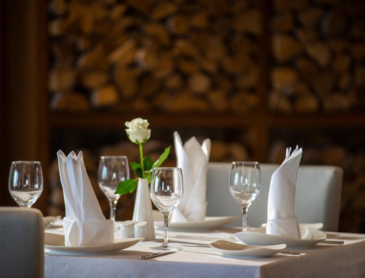 Ezdan Palace Hotel Doha Eksteriør bilde A table set for fine dining