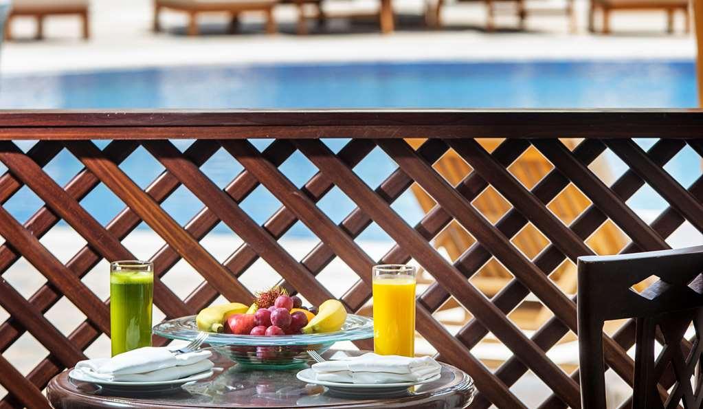 Ezdan Palace Hotel Doha Rom bilde The swimming pool at the hotel