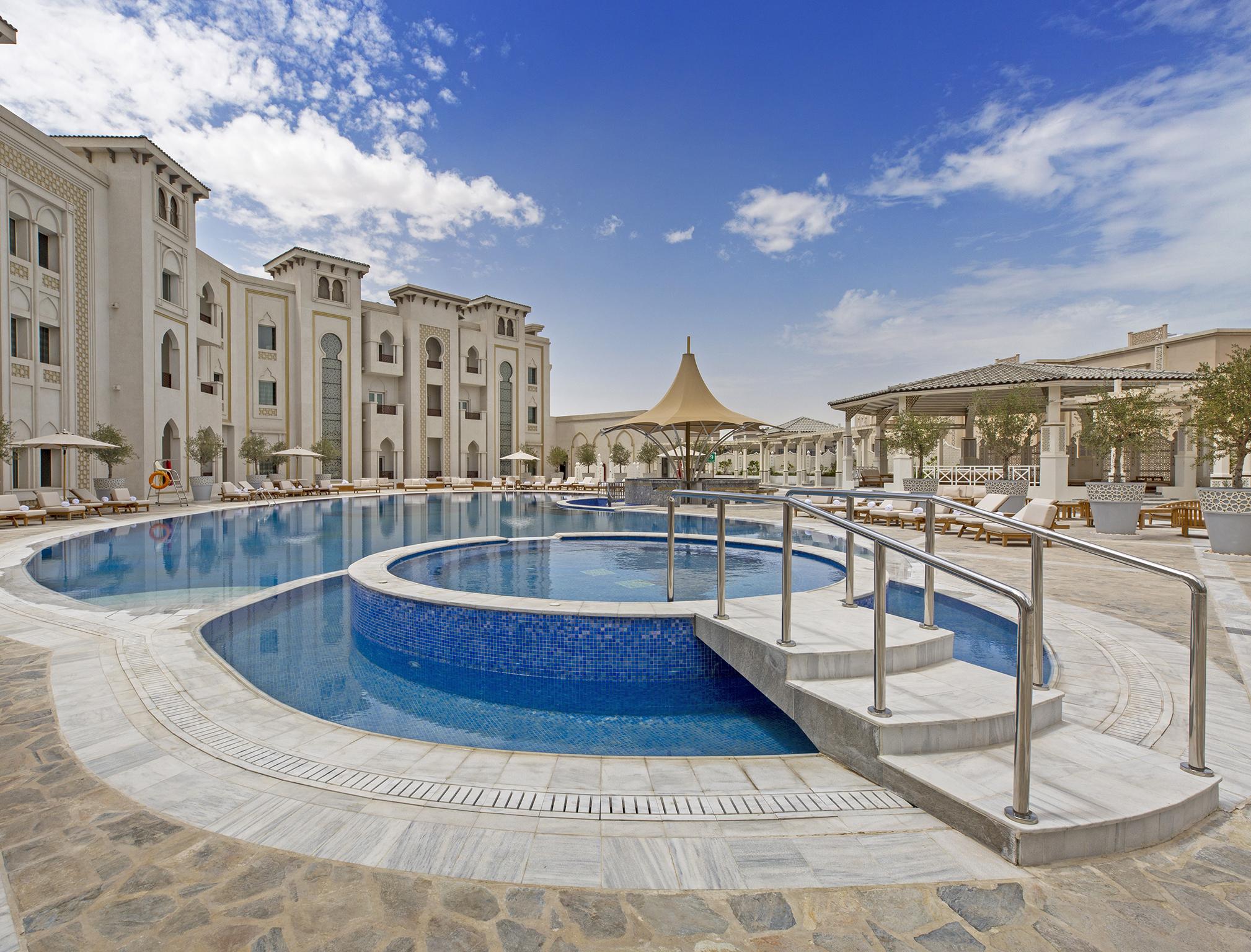 Ezdan Palace Hotel Doha Eksteriør bilde The swimming pool at the hotel