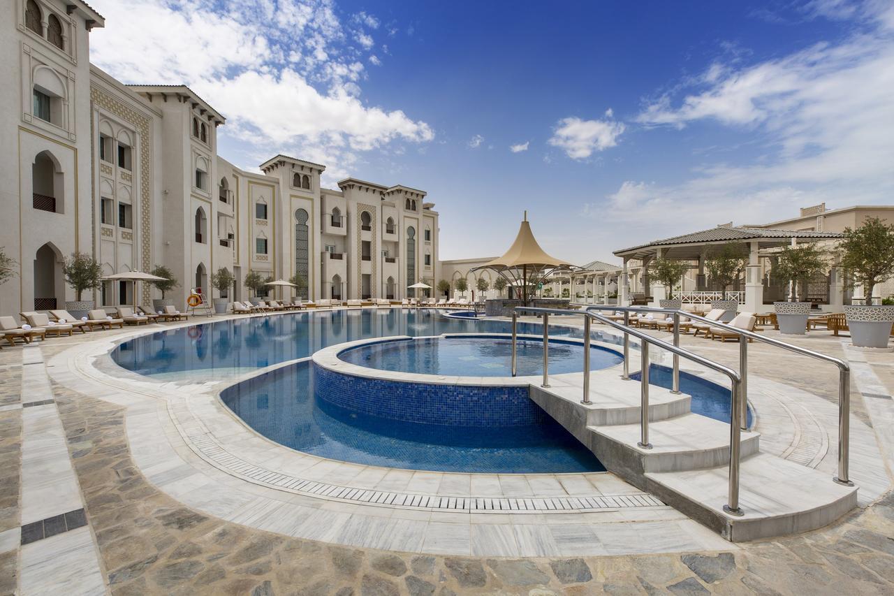 Ezdan Palace Hotel Doha Eksteriør bilde The swimming pool at the hotel